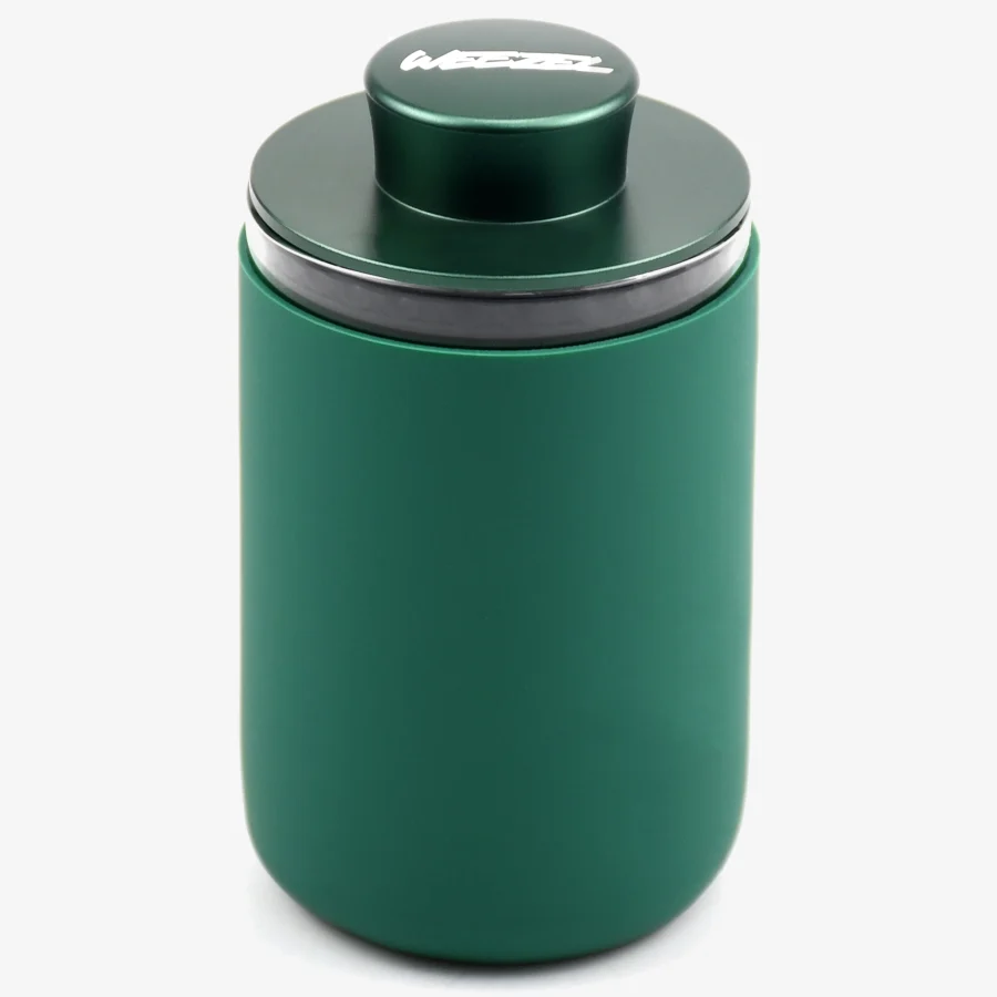 WEEZEL Pro Stash Gras Glas mit Silikon-Lichtschutz in Grün, stehend von schräg-vorne