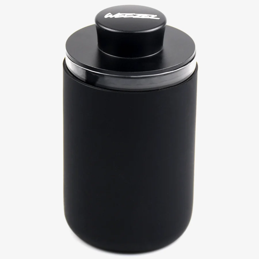 WEEZEL Pro Stash Gras Glas mit Silikon-Lichtschutz in Schwarz, stehend von schräg-vorne