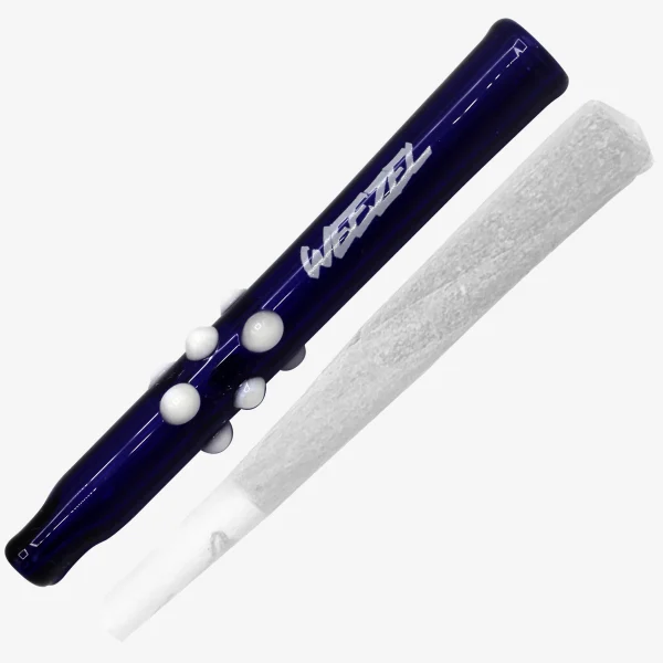 XL Glas-Tip Just Tagging in Blau mit weißen Perlen von WEEZEL neben einem Joint als Größenvergleich