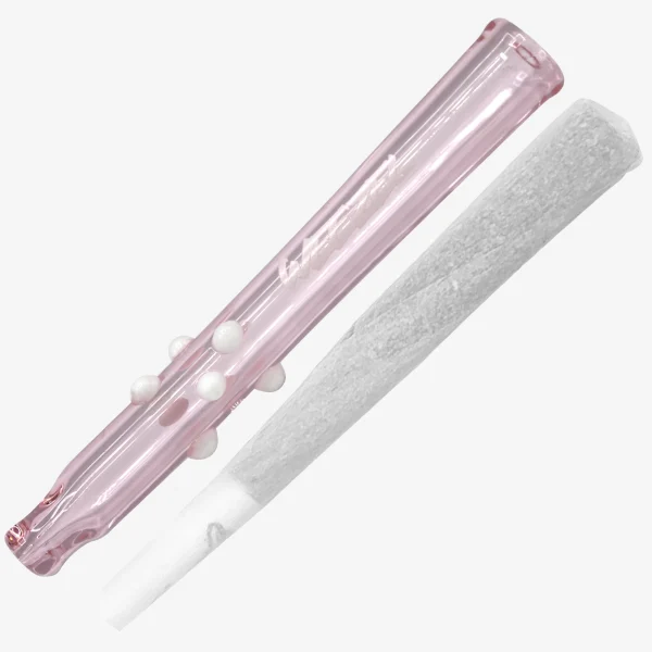 XL Glas-Tip Just Tagging in Rosa mit weißen Perlen von WEEZEL neben einem Joint als Größenvergleich