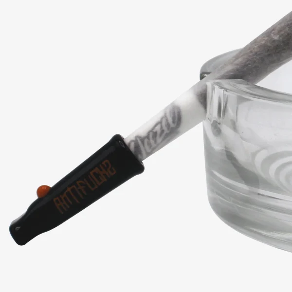 Glas Tip von Antifuchs auf einem Joint im Aschenbecher