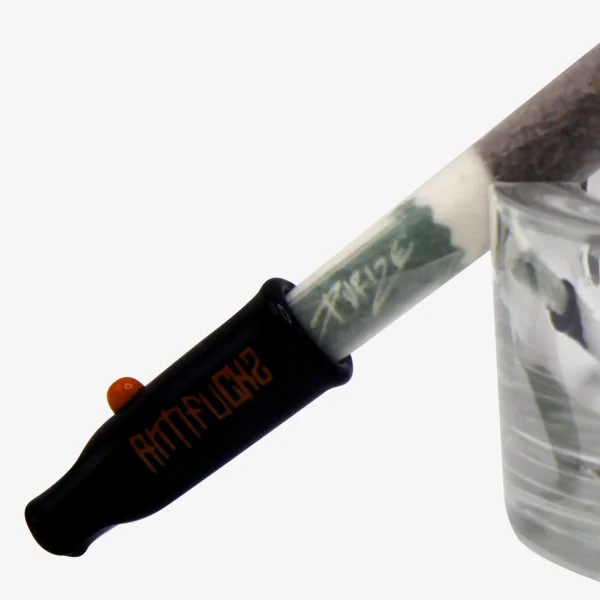 Antifuchs Glas Tip Regular Size schwarz orange auf einem Joint im Aschenbecher