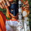 Antifuchs hält ihre Beaker Bong in der Hand