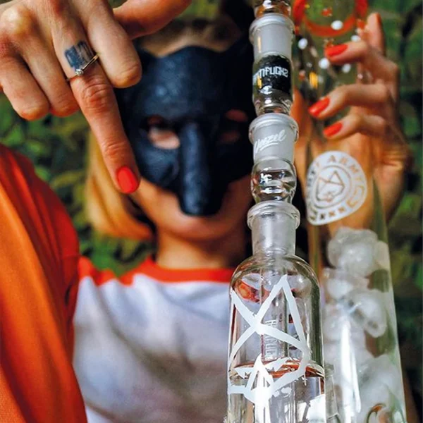 Antifuchs hält ihre Beaker Bong in der Hand