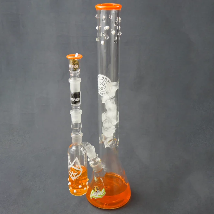 Antifuchs Beaker Bong mit orangenem Wasser