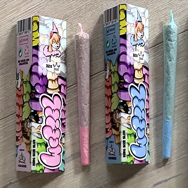 rosa Longpaper und blaue Longpaper liegen auf dem Boden