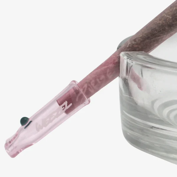 Glas Tip Candy Kush in rosa Türkis im Aschenbecher