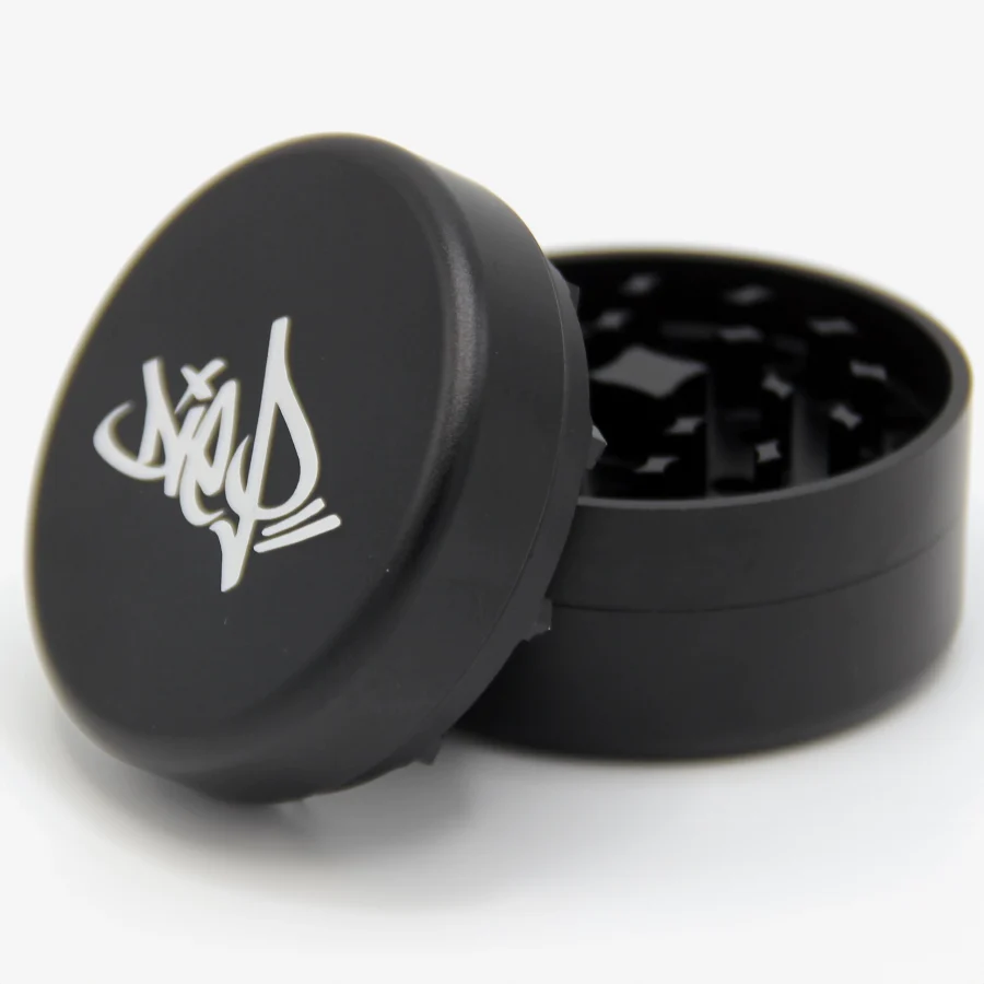 Evolution Grinder - Schwarzer Aluminium Grinder mit extra starkem Magnet, DIE P Version, geöffnet