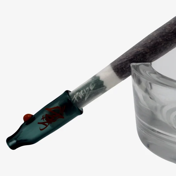 Glas Tip Regular Size von DIE P auf einem Joint im Aschenbecher