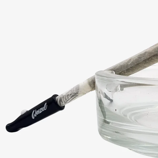 weezel Glastip schwarz weiss midnight smoker mit Joint im Aschenbecher