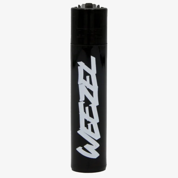 WEEZEL x CLIPPER all Black Feuerzeug mit Hombre SUK Logo Tag von vorne